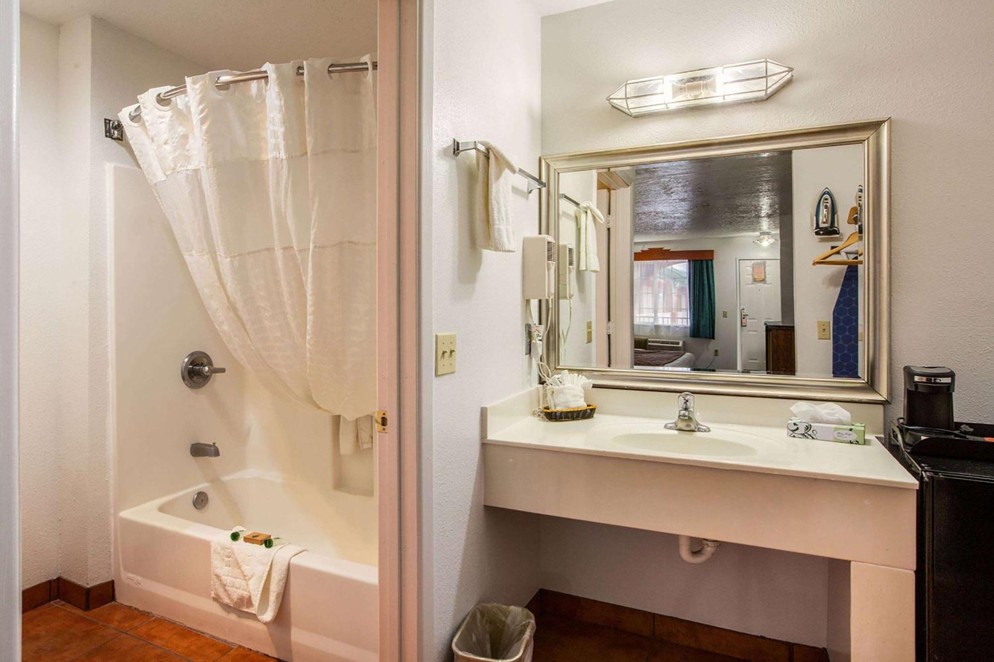 Sandia Peak Inn Old Town Abq, A Howard Johnson By Wyndham Albuquerque Bagian luar foto