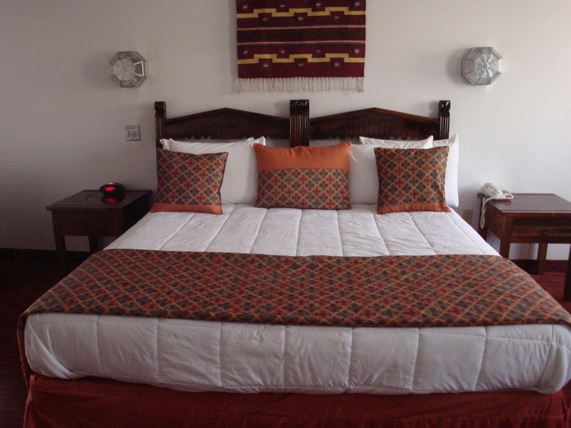 Sandia Peak Inn Old Town Abq, A Howard Johnson By Wyndham Albuquerque Bagian luar foto