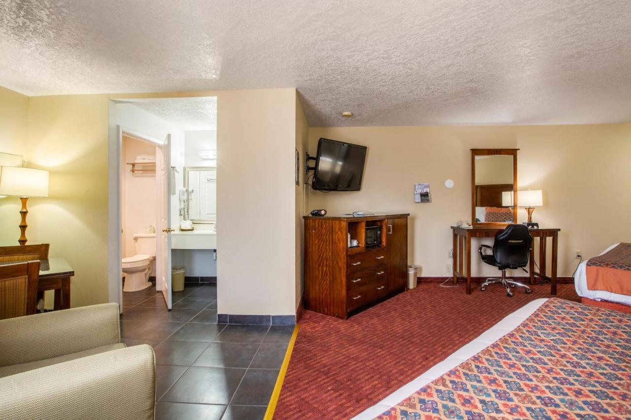 Sandia Peak Inn Old Town Abq, A Howard Johnson By Wyndham Albuquerque Bagian luar foto